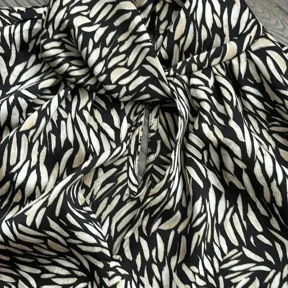 ✨🆕Vince Camuto🆕✨ | Opulent mood long sleeve blouse in cream and black - Picture 5 of 12